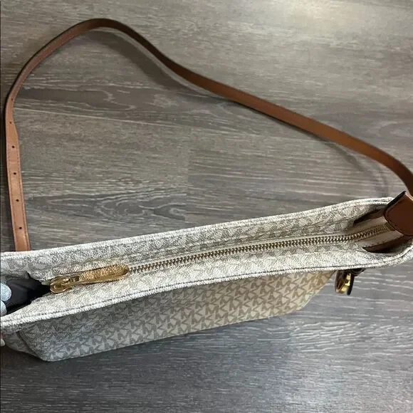 Michael Kors Jet Set Travel Large Logo Messenger Bag - Picture 10 of 15